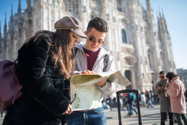 Talya Milano Elinde Harita Tutan Iki Genç Turist — Stok fotoğraf