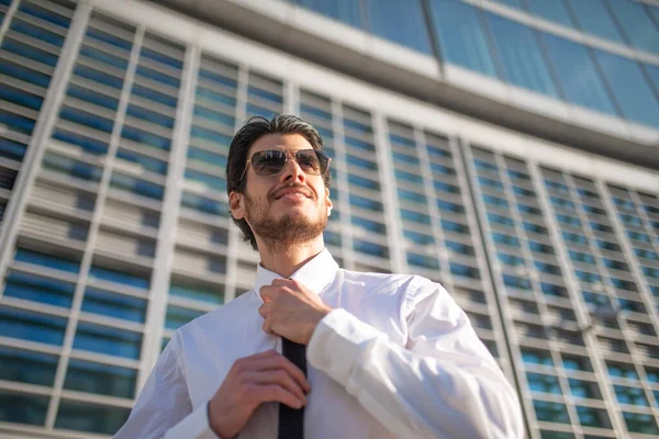 Homme Affaires Ajuster Cravate Plein Air Dans Environnement Affaires Moderne — Photo