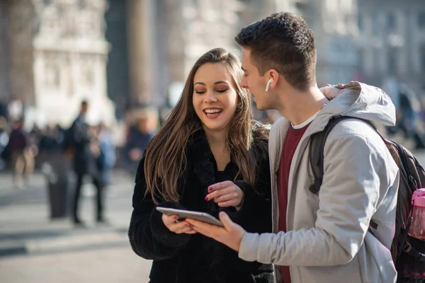 Pareja Turistas Jóvenes Usando Una Tableta Digital Una Ciudad — Foto de Stock