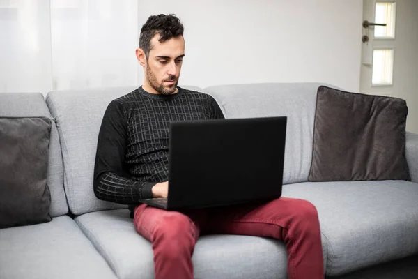 Uomo Che Lavora Sul Suo Portatile Casa — Foto Stock