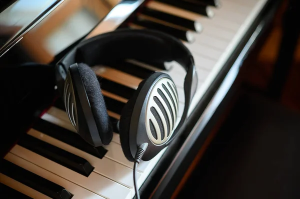 Headphone Lying Digital Piano — Stock Photo, Image