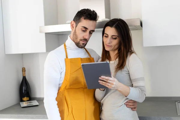 Paar Klaar Koken Kiezen Van Een Recept Met Een Digitale — Stockfoto