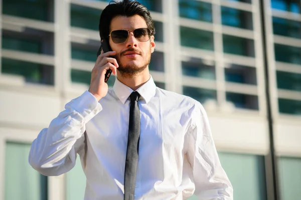 Jeune Manager Téléphone Plein Air Dans Cadre Urbain — Photo