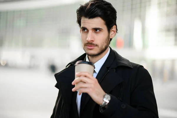 Beau Élégant Habillé Homme Tenant Une Tasse Café Plein Air — Photo