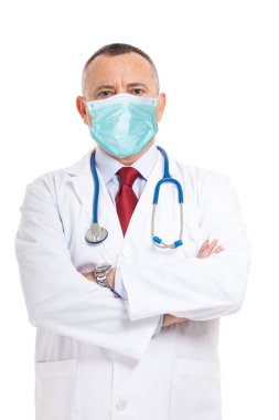 Beyaz arka planda, maske takan bir doktorun portresi.