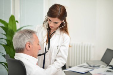 Doktor bir hastayı hastanede ziyaret ediyor. 