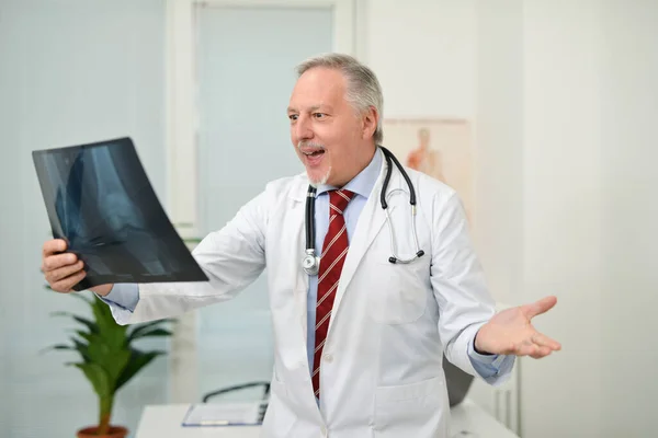 Porträt Eines Überraschten Arztes Beim Anblick Einer Röntgenaufnahme — Stockfoto