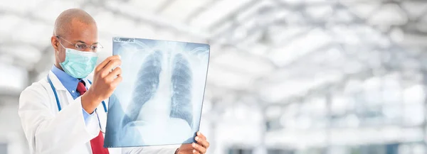 Arzt Trägt Maske Während Eine Lungenröntgenuntersuchung Coronavirus Und Lungenentzündung Durchführt — Stockfoto