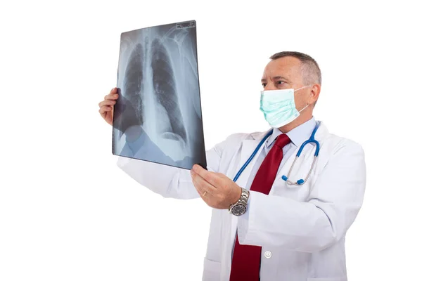 Médico Usando Uma Máscara Enquanto Segurava Uma Radiografia Pulmonar Coronavírus — Fotografia de Stock