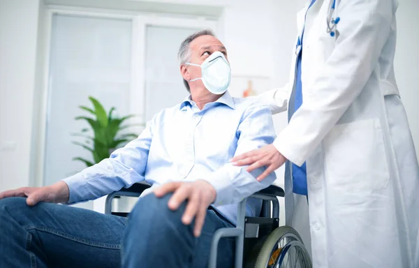 Handikappad Man Bär Mask Coronavirus Pandemi Läkare Nära Honom — Stockfoto