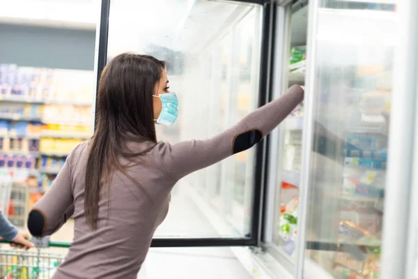 Masked Woman Taking Deep Frozen Food Freezer Supermarket Coronavirus Pandemic — Stock Photo, Image