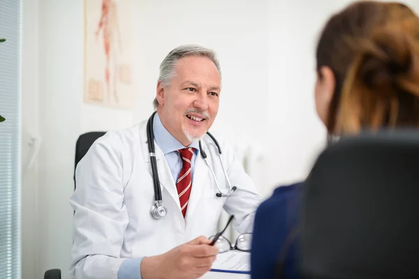 Läkare Pratar Med Patient Sjukhuset — Stockfoto