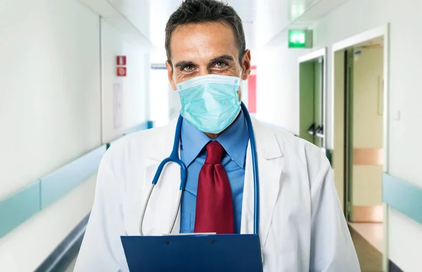 病院のマスクをした医師の肖像 コロナウイルスのパンデミックの概念 — ストック写真
