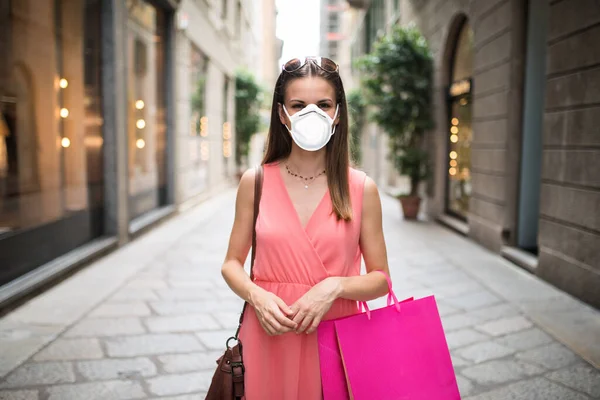 Mujer Enmascarada Compras Una Ciudad Europea —  Fotos de Stock