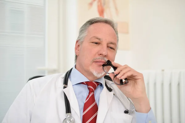 Besorgter Arzt Denkt Patient Krankenhaus — Stockfoto