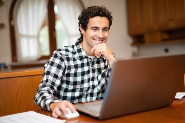 Usmívající Muž Pracuje Svého Domova — Stock fotografie
