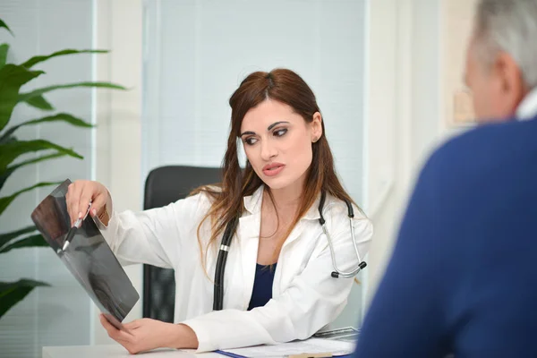 Läkare Som Visar Röntgen För Patient — Stockfoto