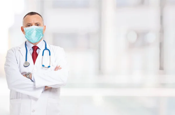 Portret Zamaskowanego Lekarza Tle Jasnego Tła Podczas Epidemii Koronawirusa — Zdjęcie stockowe