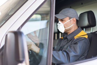 Kızgın sürücü maske takıyor, Coronavirüs salgını sırasında midilli ekspresi kullanıyor.