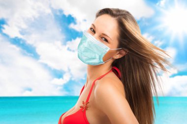 Coronavirus salgını sırasında sahilde güzel bir kadın.