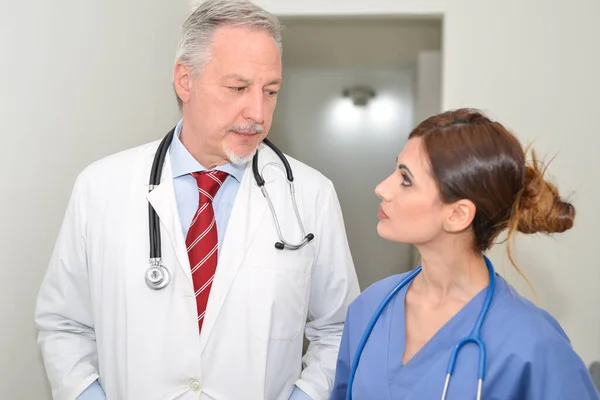 Doctor Hablando Con Una Enfermera Hospital —  Fotos de Stock