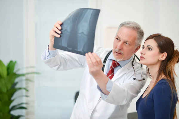 Doctor Mostrando Una Radiografía Rodillas Paciente Estudio —  Fotos de Stock