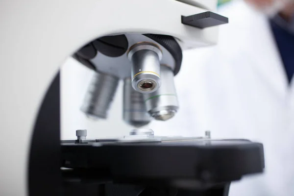 Ученый Использующий Микроскоп Лабораторных Коронавирусных Медицинских Исследованиях — стоковое фото