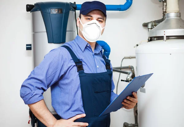 Lächelnder Techniker Bei Der Warmwasserbereitung Während Der Coronavirus Pandemie — Stockfoto