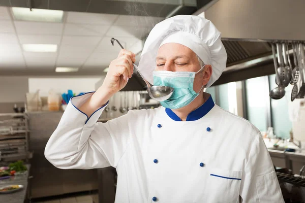 Chef Dégustation Nourriture Dans Cuisine — Photo