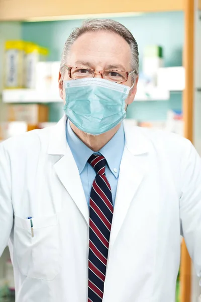 Farmacêutico Mascarado Olhar Para Câmara Conceito Cura Coronavírus — Fotografia de Stock