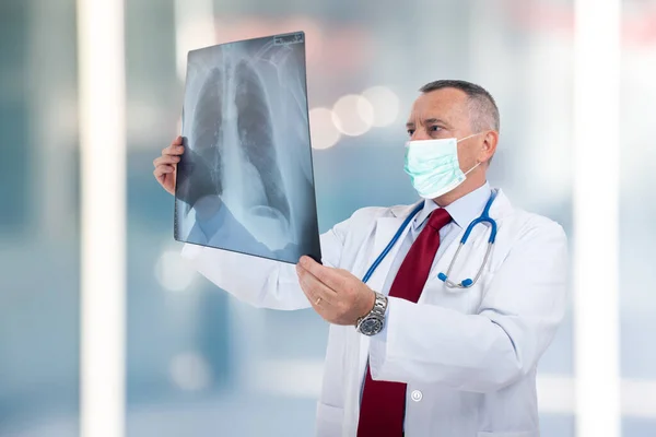 Doctor Wearing Mask While Holding Lung Radiography Coronavirus Pneumonia Concept — Stock Photo, Image