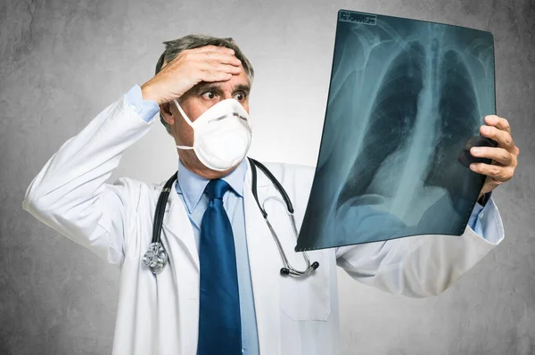 Wanhopige Dokter Zoek Naar Een Long Radiografie Coronavirus Concept — Stockfoto