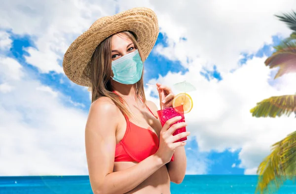 Mulher Bonita Bebendo Coquetel Praia Durante Pandemia Coronavírus — Fotografia de Stock