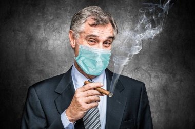 Maskeli işadamı puro içiyor, Corinavirus salgınında başarı kavramı