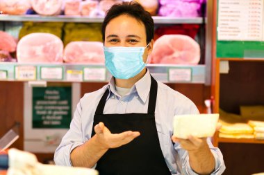 Markette çalışan bir dükkan sahibi.