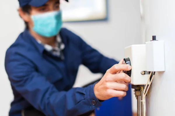 Retrato Electricista Trabajo Con Una Máscara Concepto Coronavirus —  Fotos de Stock