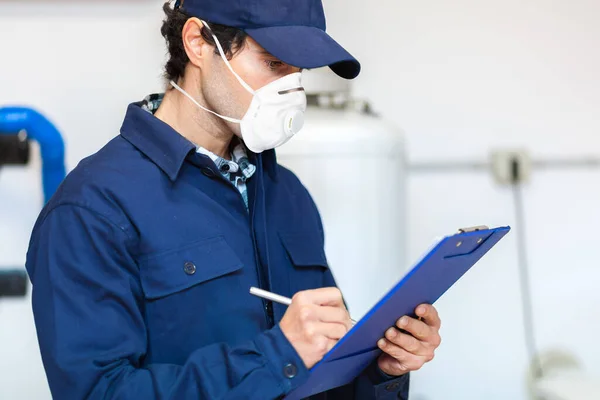 Υδραυλικός Στην Εργασία Φορώντας Μάσκα Έννοια Coronavirus — Φωτογραφία Αρχείου