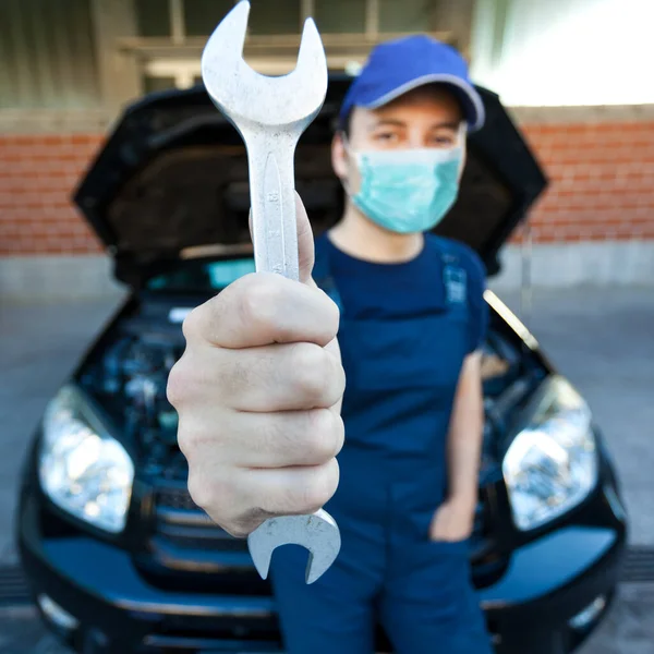 Mecánico Sosteniendo Una Llave Inglesa Garaje Coches Con Una Máscara — Foto de Stock