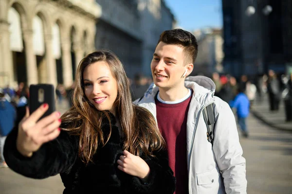 Şehirde Selfie Çeken Iki Turist — Stok fotoğraf