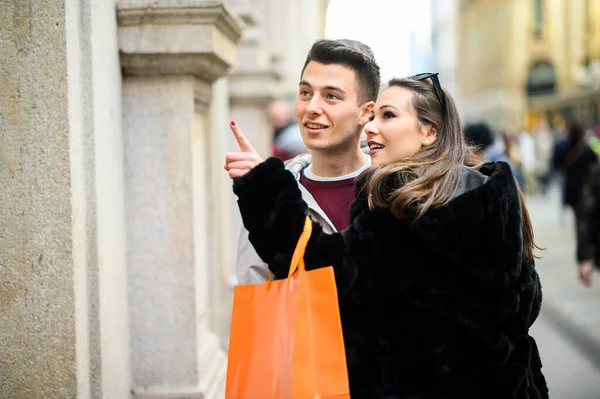 Pareja Joven Mirando Emocionada Escaparate Mientras Hace Compras —  Fotos de Stock