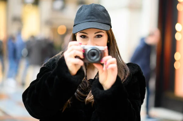 女の子は屋外でデジタルカメラで写真を撮る — ストック写真