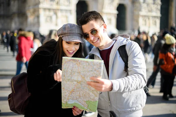 Jeune Couple Touristes Dans Ville — Photo