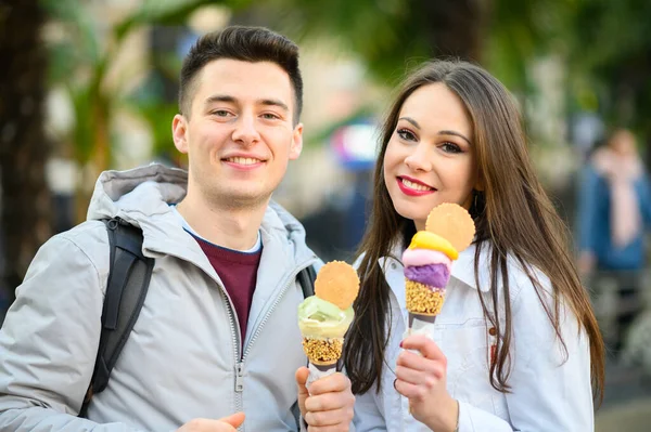 Pareja Feliz Comiendo Helado Aire Libre — Foto de Stock