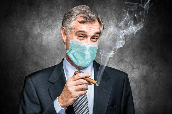 戴面具的商人吸烟 科林斯病毒大流行期间的成功概念 — 图库照片