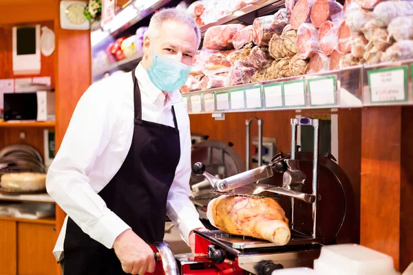 Ladenbesitzer Schneidet Schinken Einem Lebensmittelgeschäft — Stockfoto