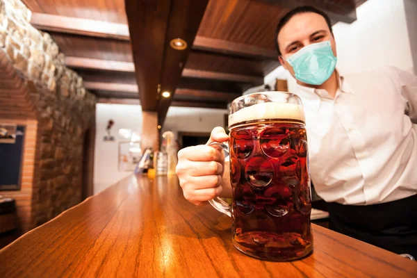Gemaskerde Barman Serveert Een Gigantisch Biertje Tijdens Een Coronavirus Pandemie — Stockfoto