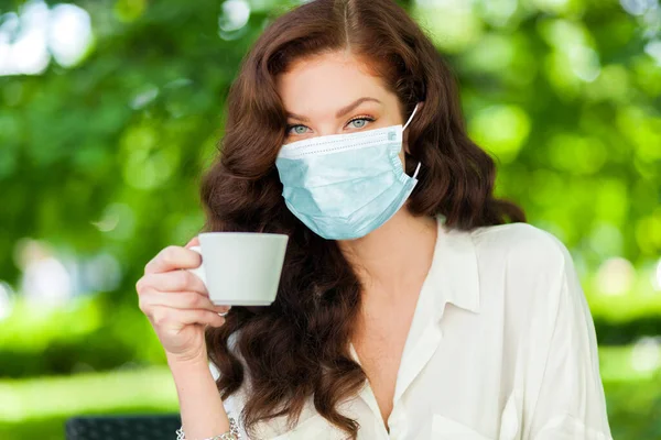 Hermosa Mujer Mascarilla Teniendo Una Taza Café Aire Libre —  Fotos de Stock