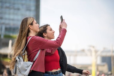 Güzel kadınlar dışarıda kendi portresini çekiyor, gençlik konsepti.