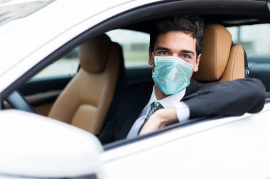 Maske takan yakışıklı bir adam. Coronavirus konsepti.