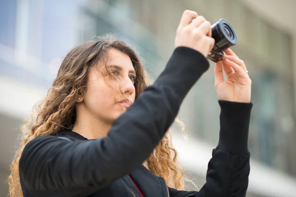 Γυναίκα Που Χρησιμοποιεί Την Κάμερα Χωρίς Καθρέφτη Μια Πόλη — Φωτογραφία Αρχείου